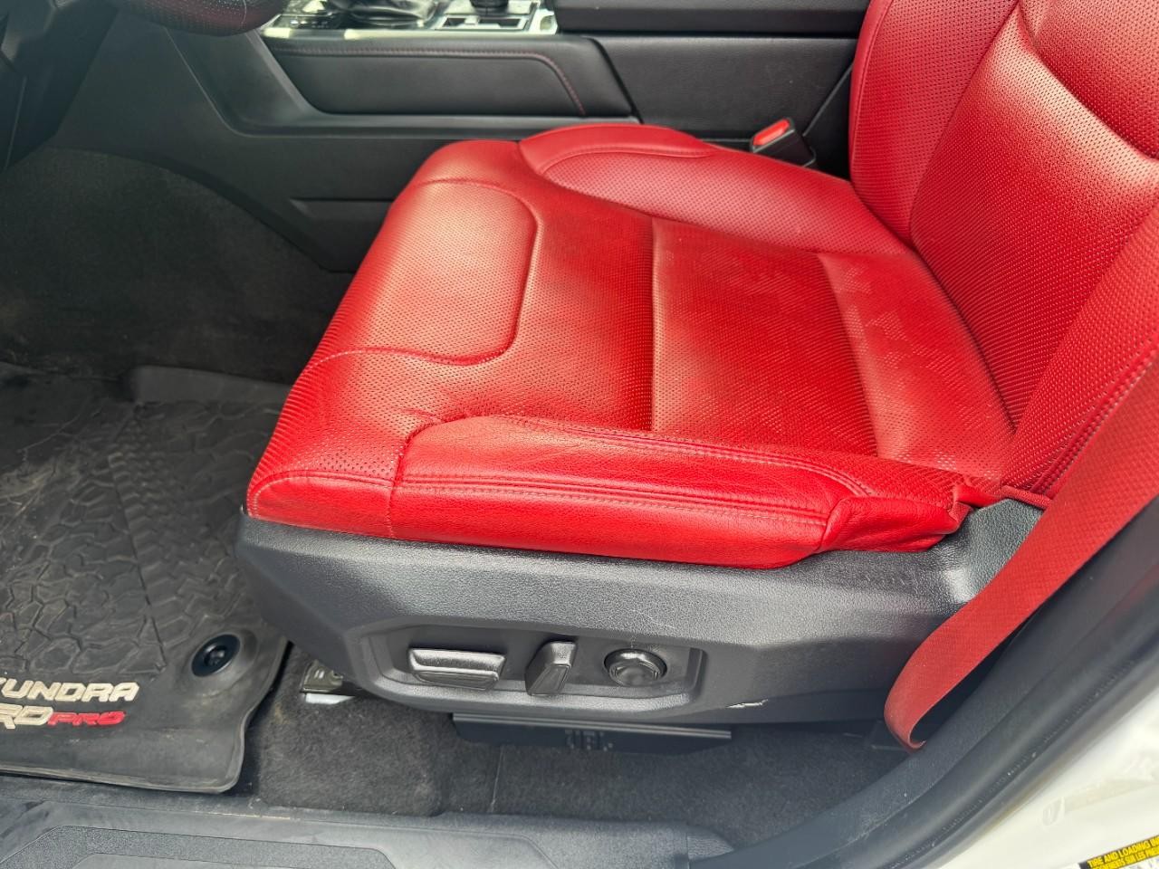 Toyota Tundra 4WD Vehicle Full-screen Gallery Image 18