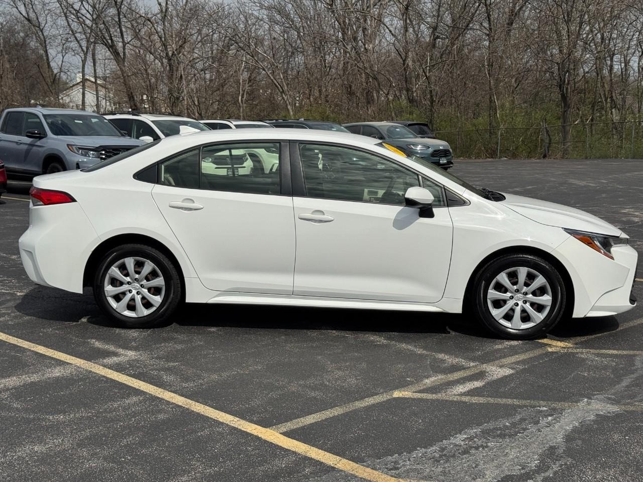 Toyota Corolla Vehicle Full-screen Gallery Image 02