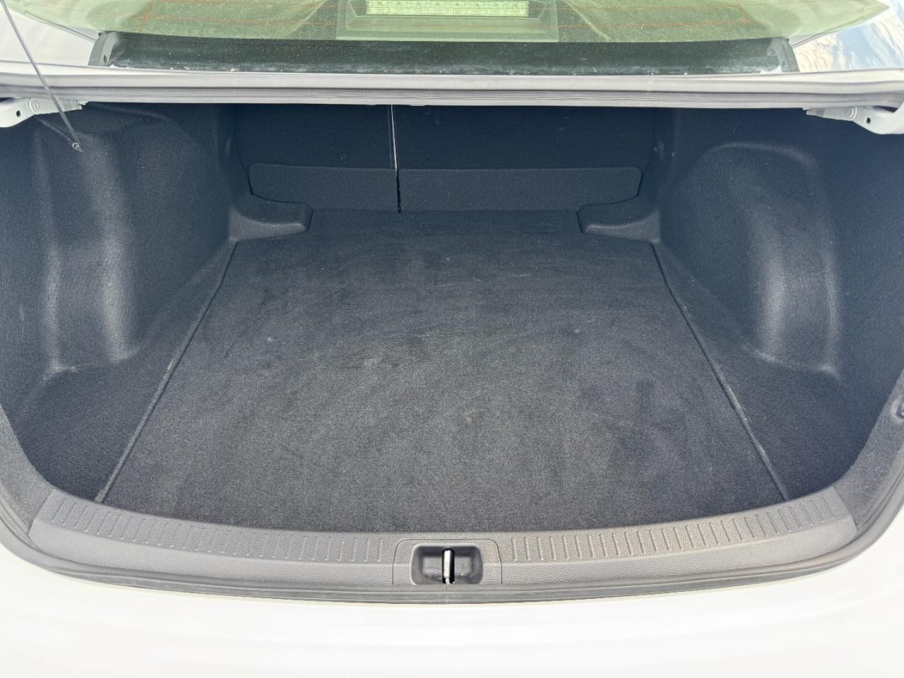 Toyota Corolla Vehicle Full-screen Gallery Image 05