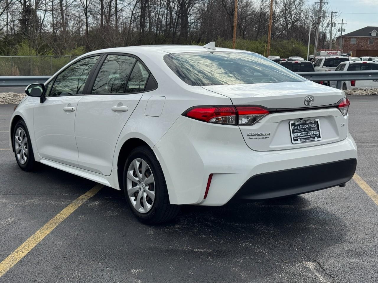 Toyota Corolla Vehicle Full-screen Gallery Image 06