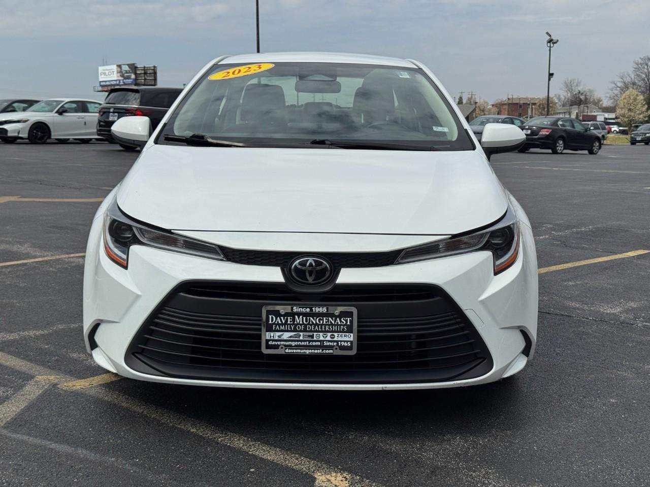 Toyota Corolla Vehicle Full-screen Gallery Image 09