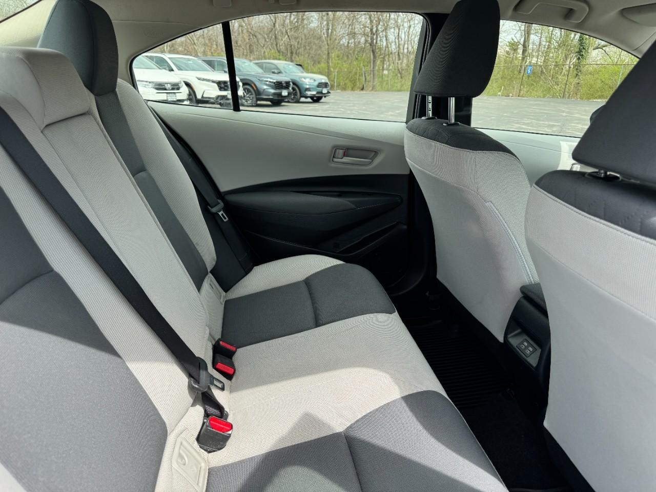 Toyota Corolla Vehicle Full-screen Gallery Image 10