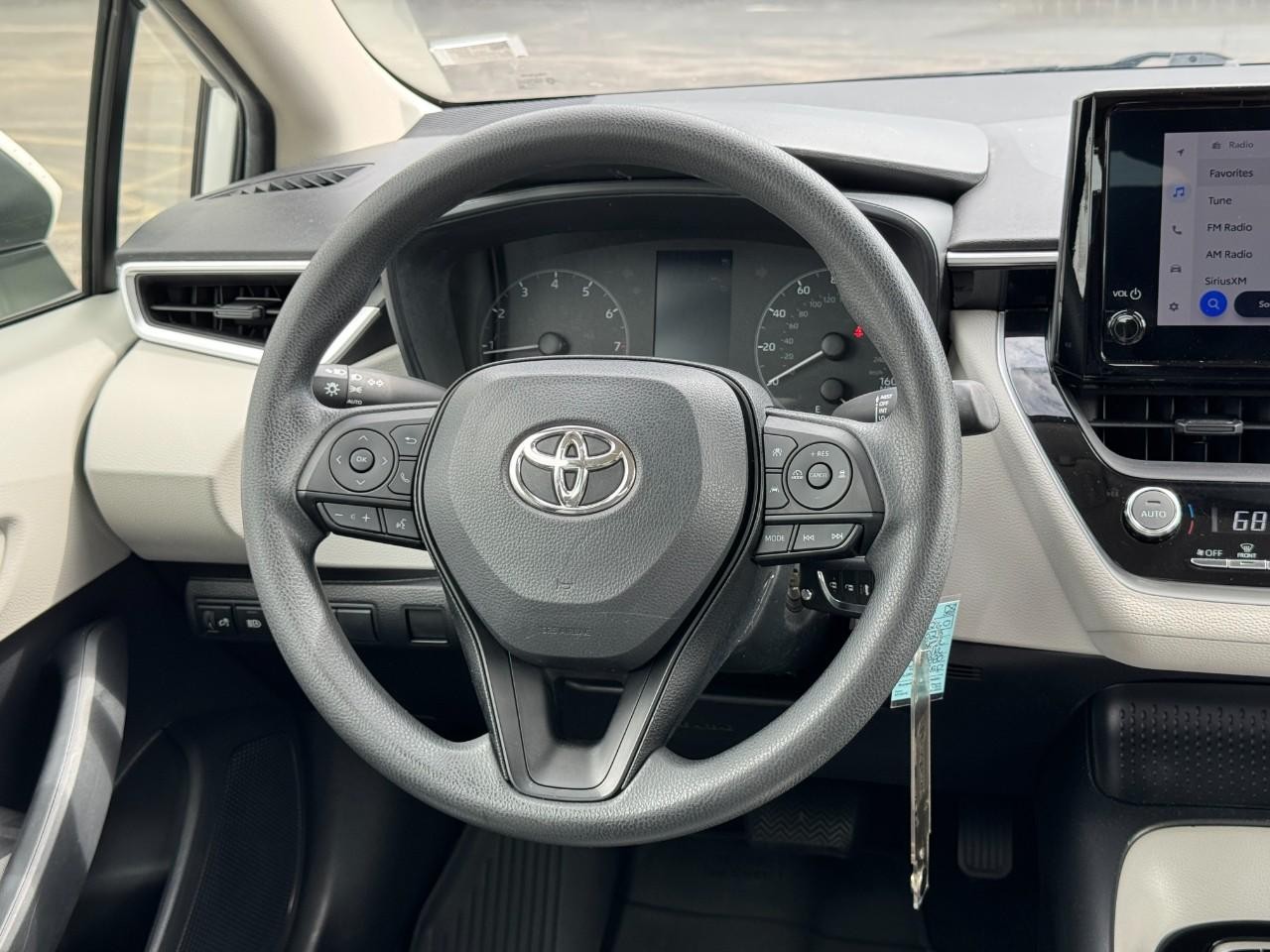Toyota Corolla Vehicle Full-screen Gallery Image 12