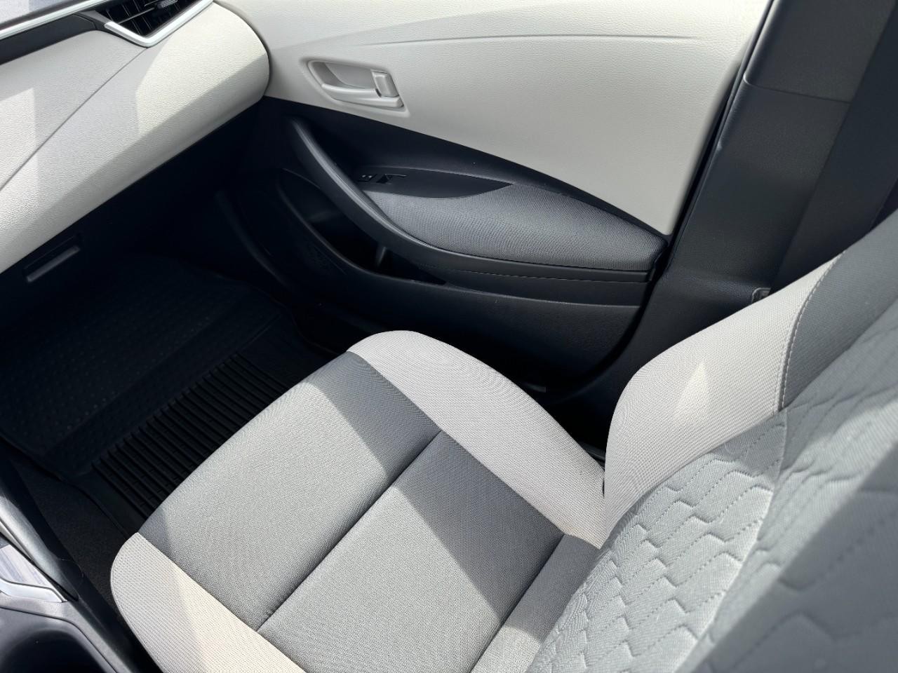 Toyota Corolla Vehicle Full-screen Gallery Image 15