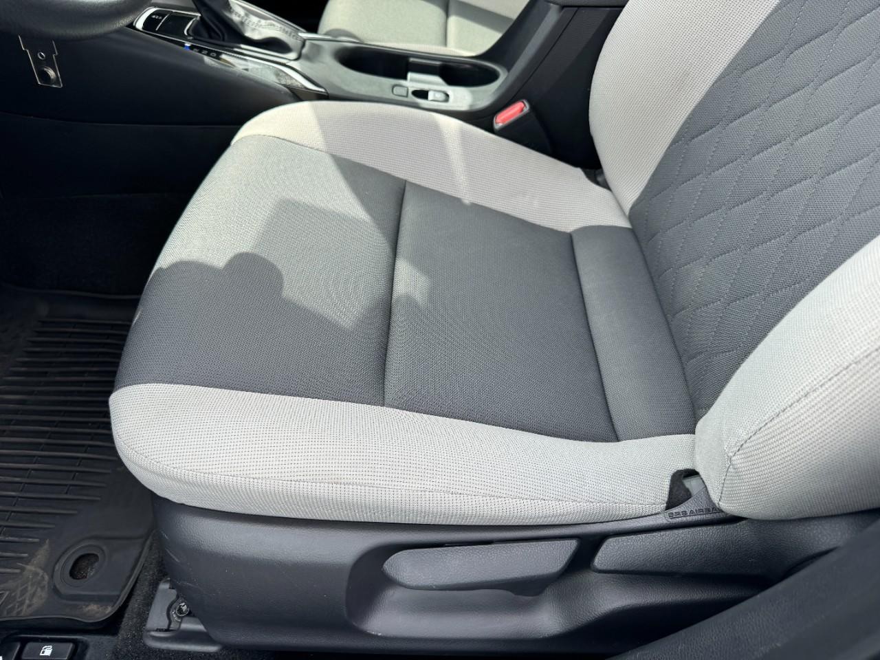 Toyota Corolla Vehicle Full-screen Gallery Image 18