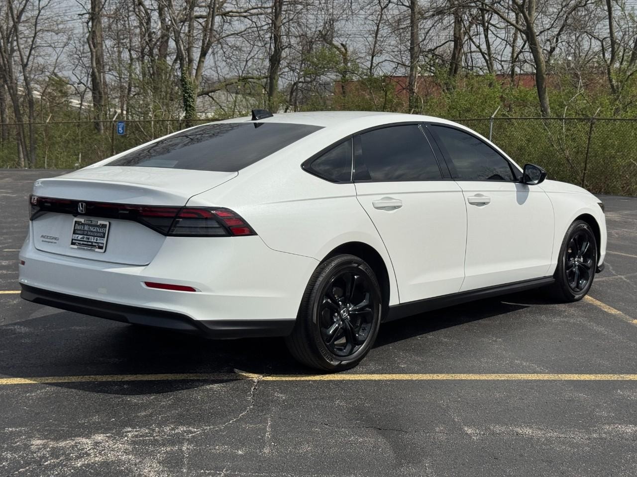 Honda Accord Sedan Vehicle Full-screen Gallery Image 03