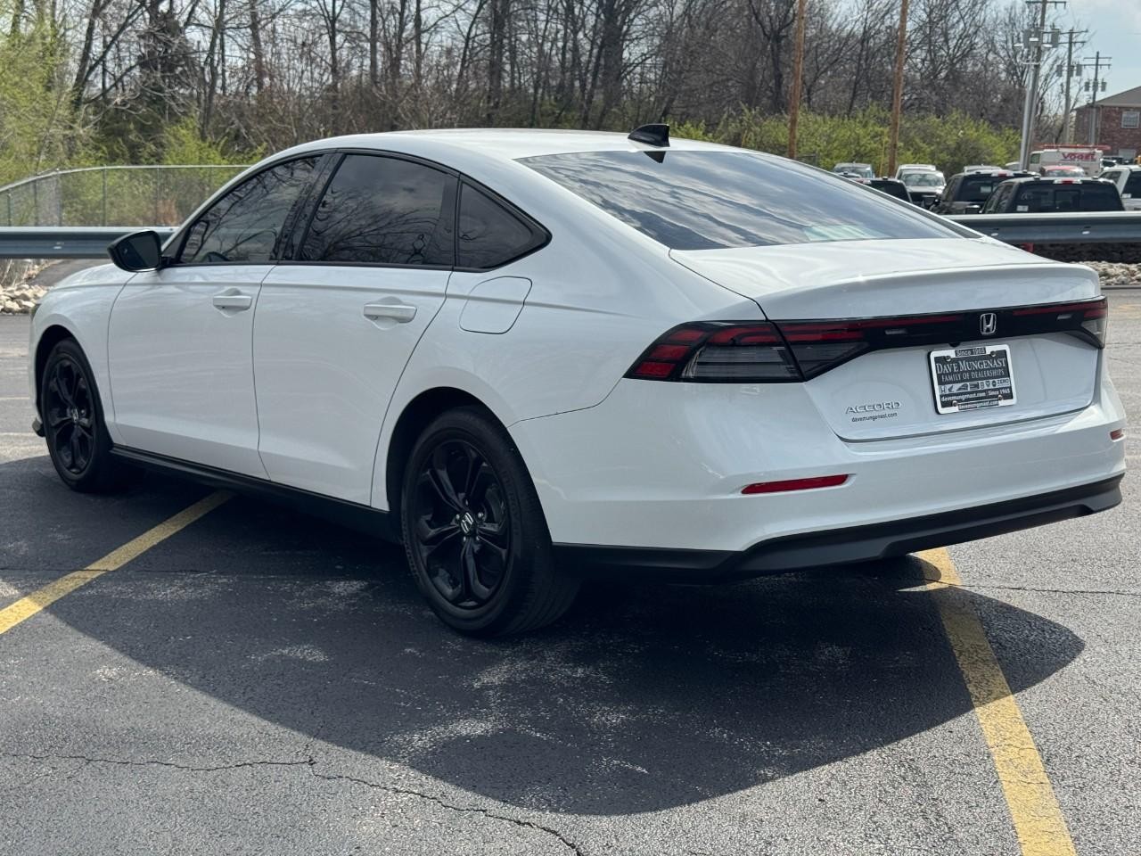 Honda Accord Sedan Vehicle Full-screen Gallery Image 06