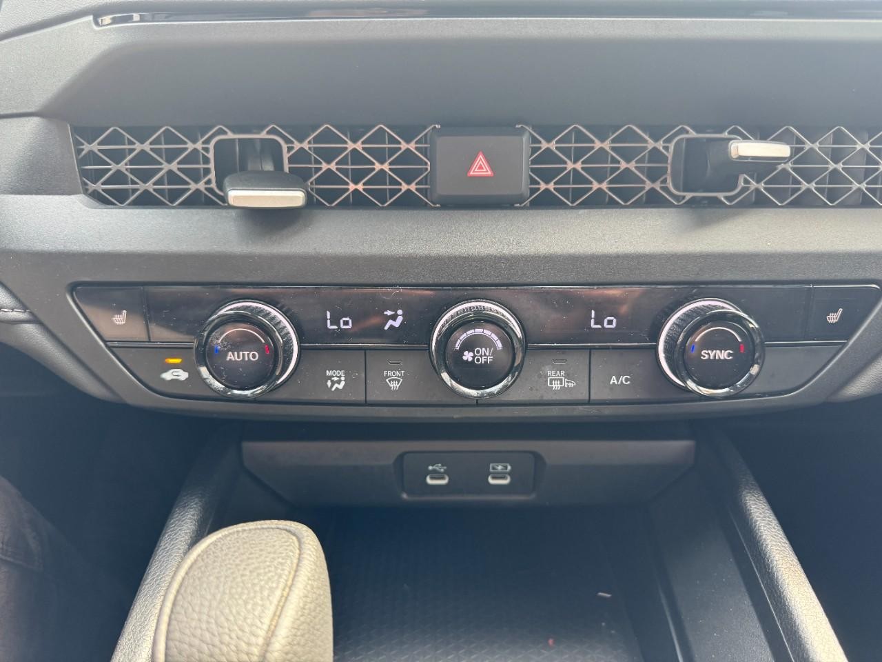 Honda Accord Sedan Vehicle Full-screen Gallery Image 26