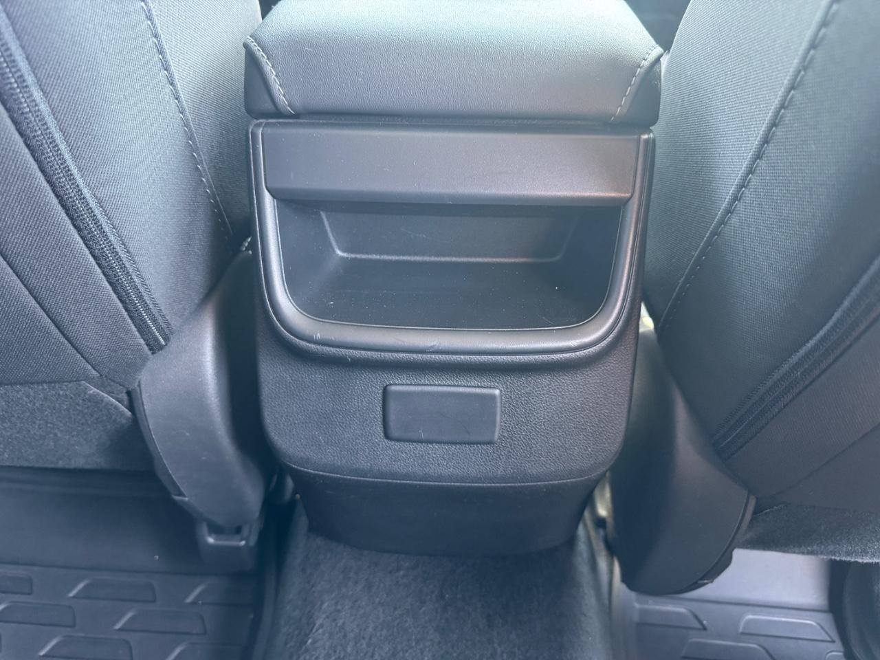 Subaru Outback Vehicle Full-screen Gallery Image 15