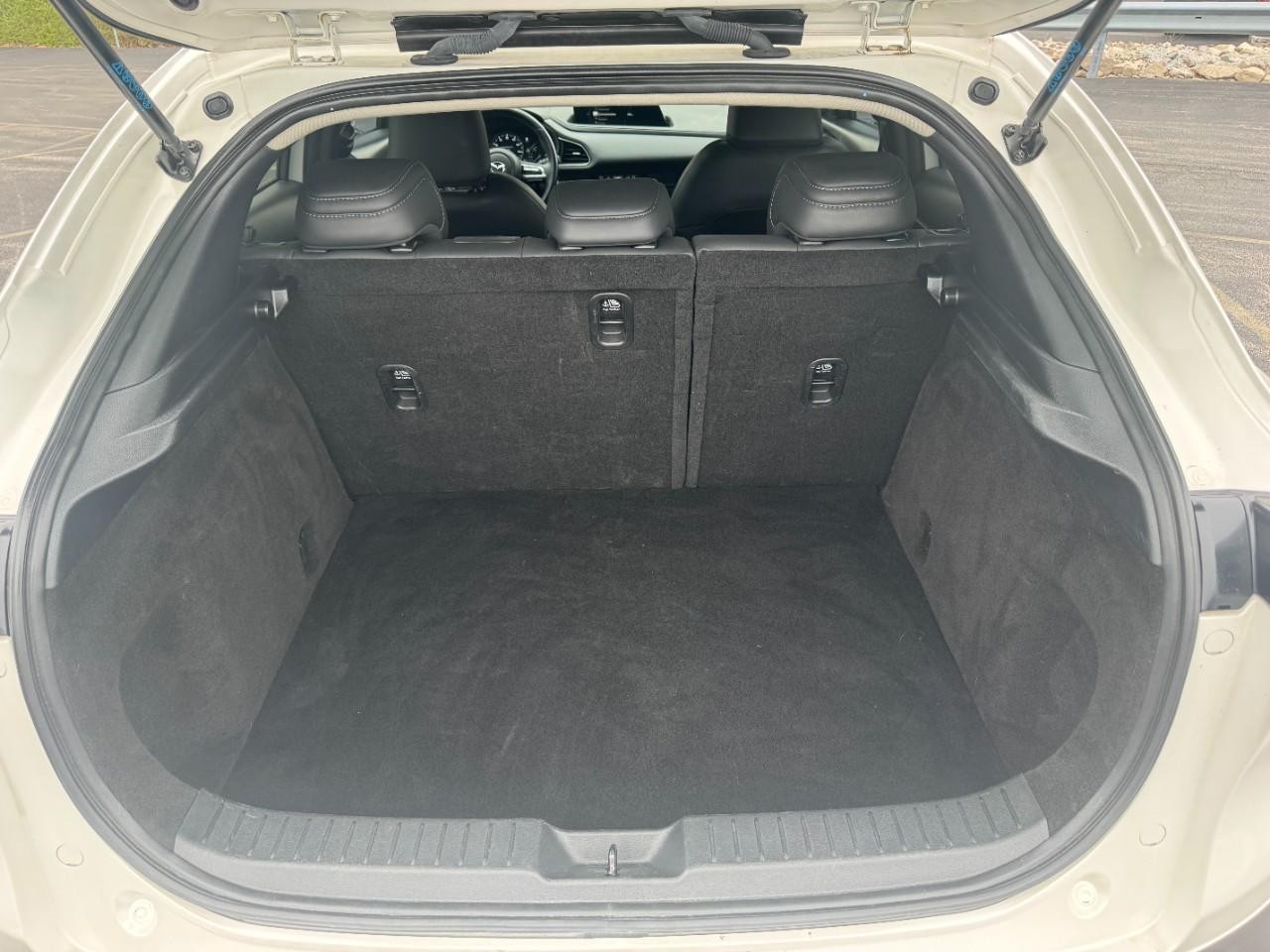 Mazda CX-30 Vehicle Full-screen Gallery Image 05