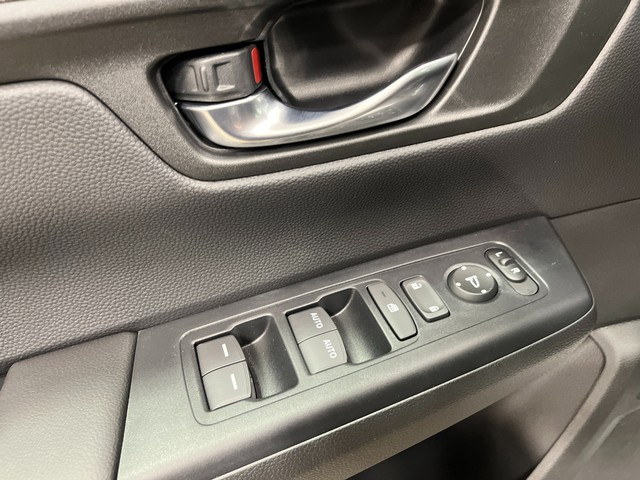 Honda CR-V Hybrid Vehicle Full-screen Gallery Image 10