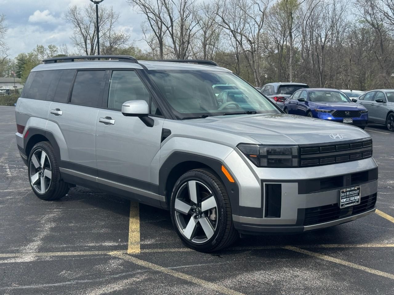 Hyundai Santa Fe Vehicle Full-screen Gallery Image 02