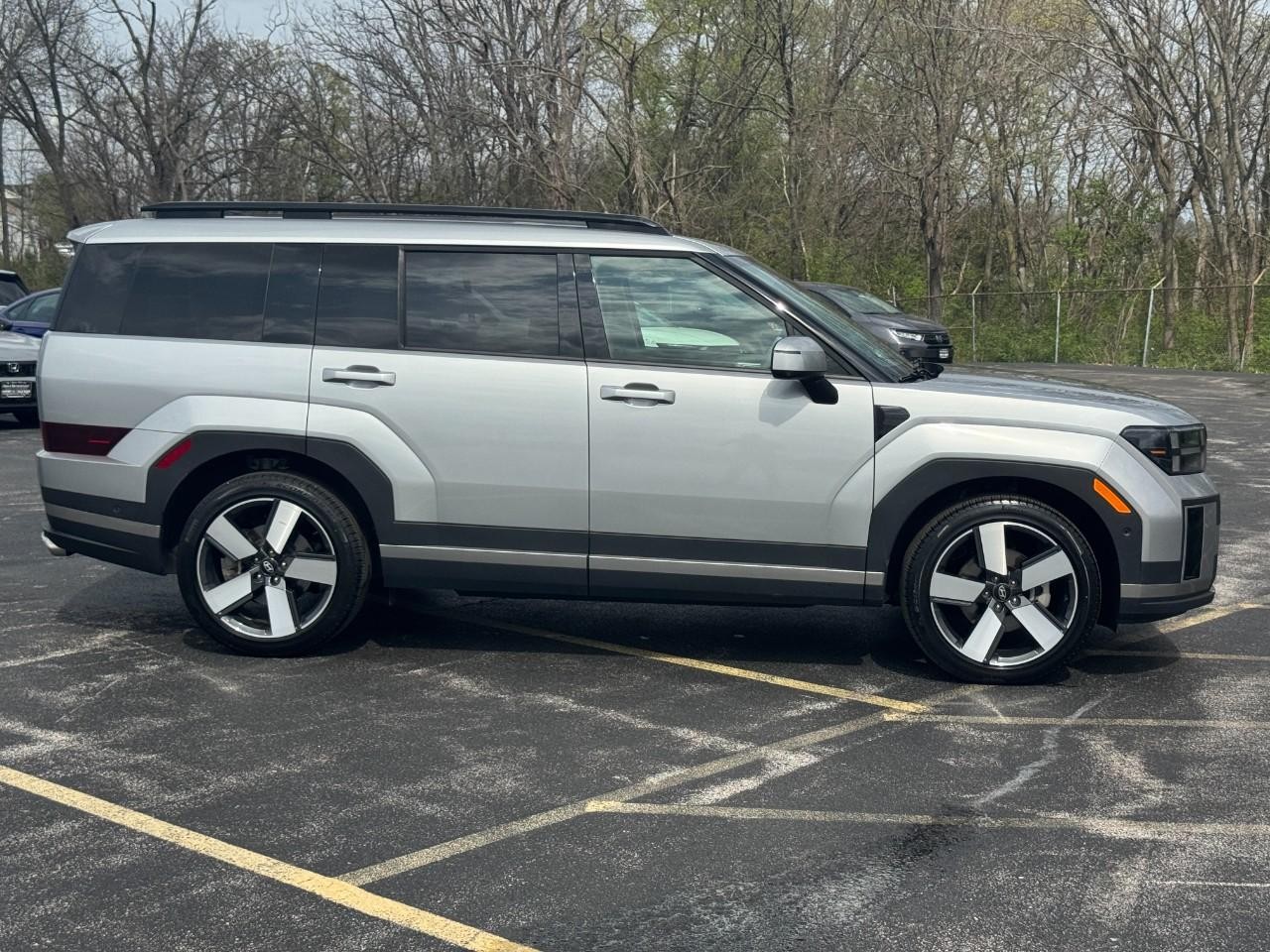 Hyundai Santa Fe Vehicle Full-screen Gallery Image 03