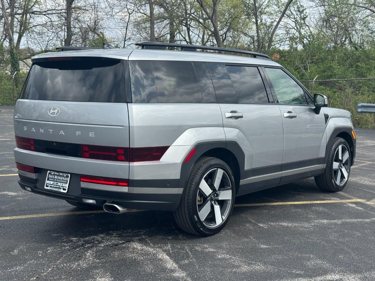 Hyundai Santa Fe Vehicle Full-screen Gallery Image 04