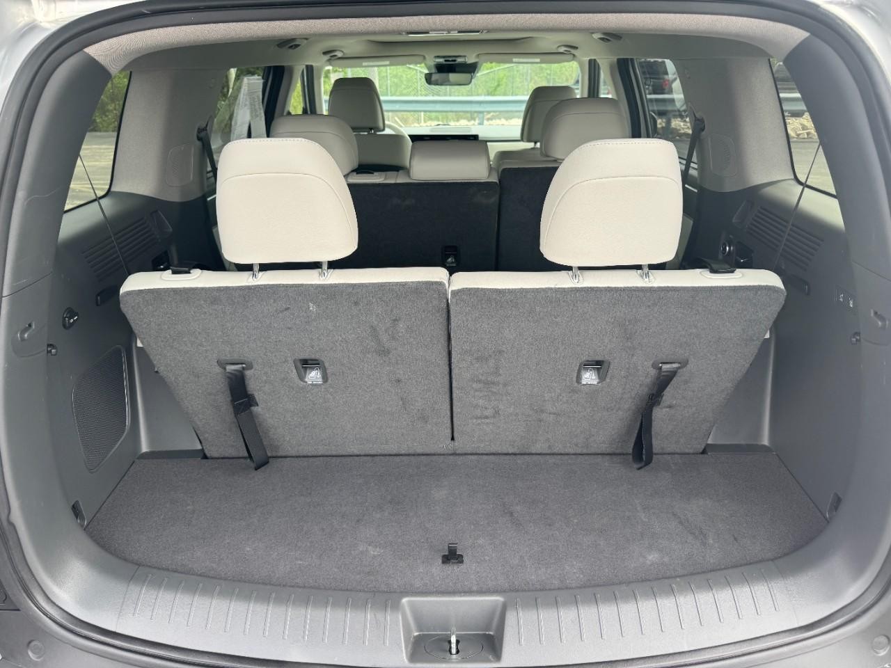 Hyundai Santa Fe Vehicle Full-screen Gallery Image 05