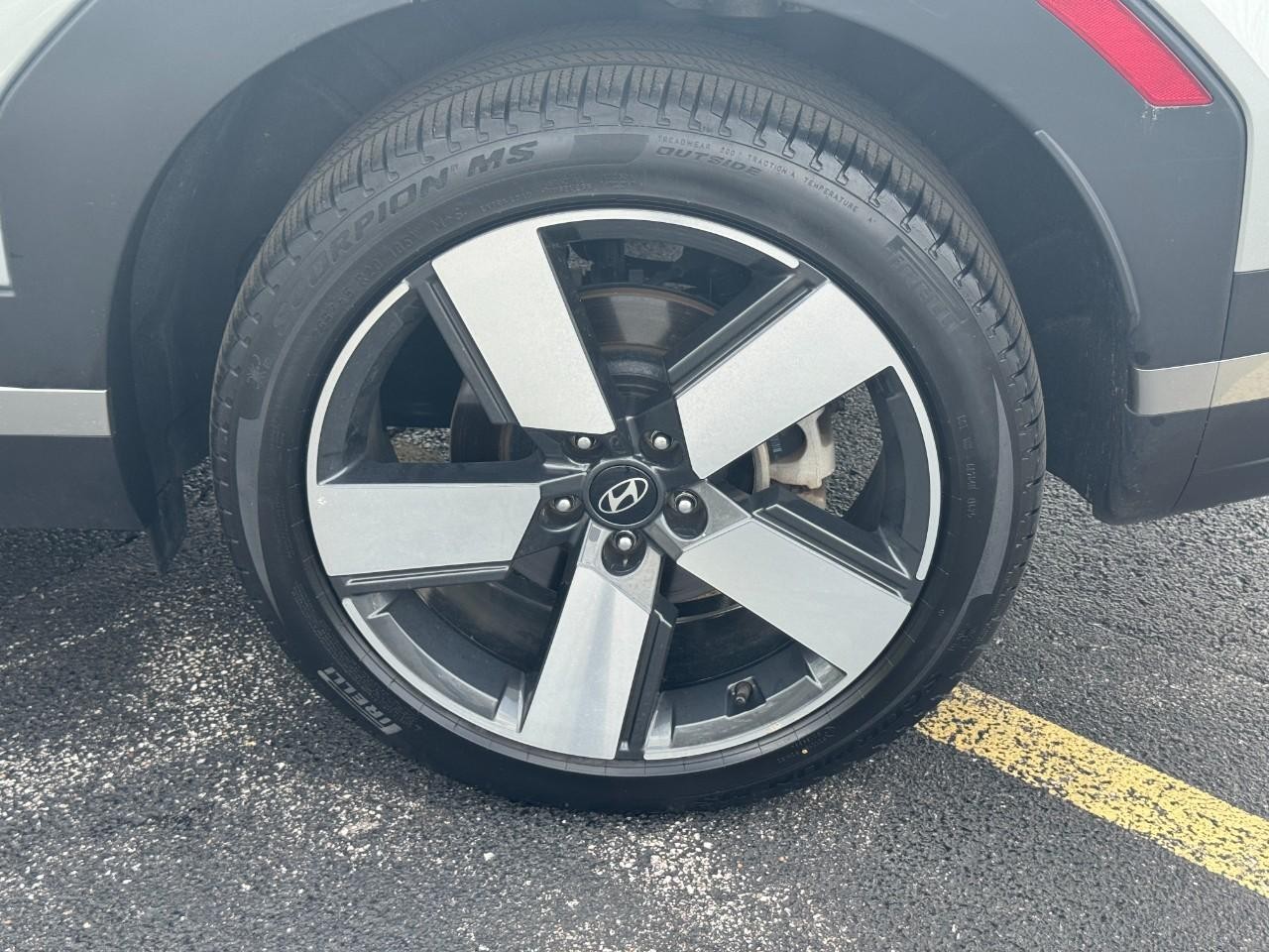 Hyundai Santa Fe Vehicle Full-screen Gallery Image 08