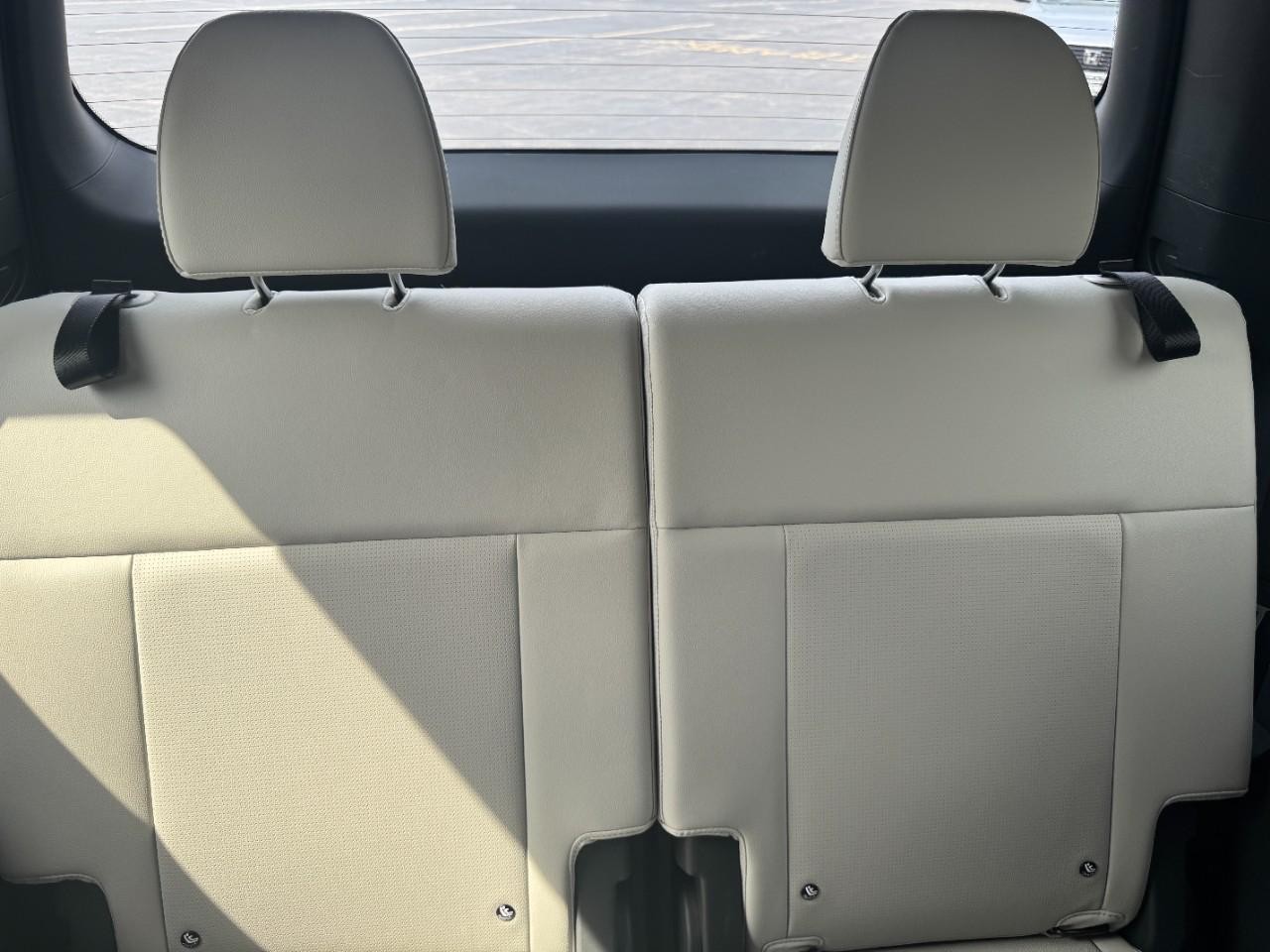 Hyundai Santa Fe Vehicle Full-screen Gallery Image 12