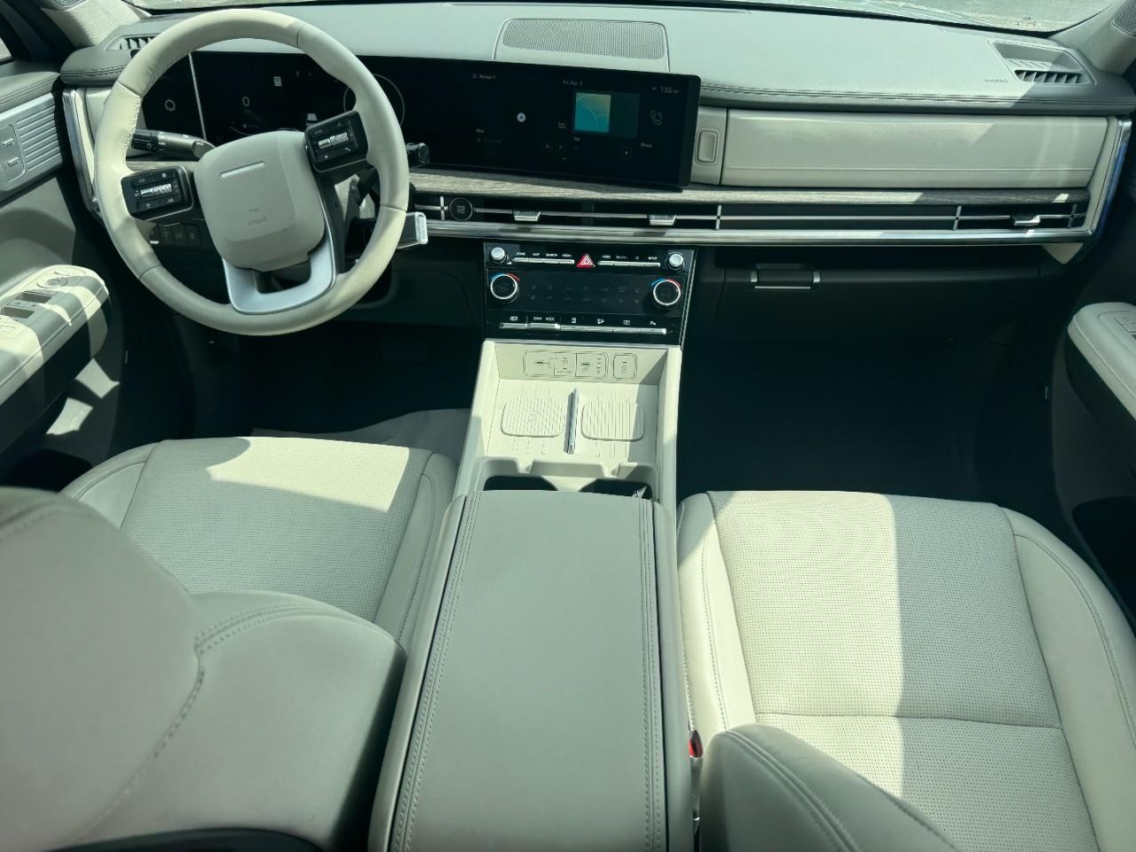 Hyundai Santa Fe Vehicle Full-screen Gallery Image 13