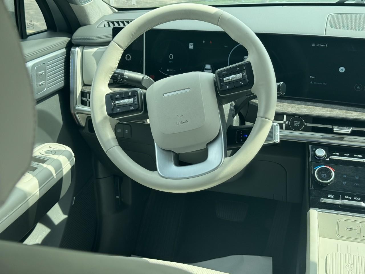 Hyundai Santa Fe Vehicle Full-screen Gallery Image 15