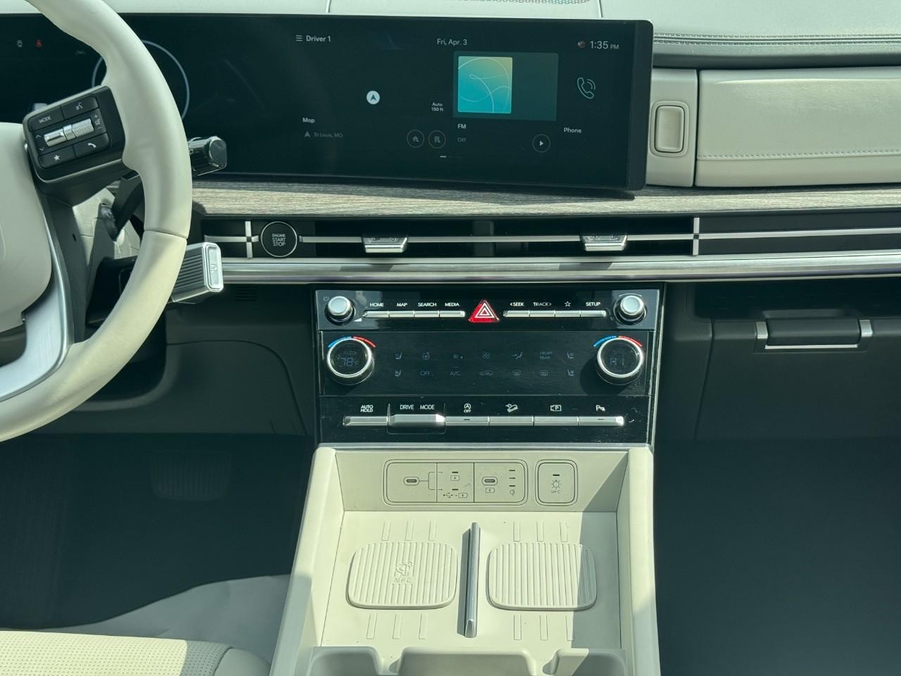 Hyundai Santa Fe Vehicle Full-screen Gallery Image 16