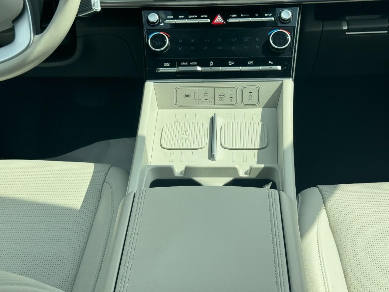 Hyundai Santa Fe Vehicle Full-screen Gallery Image 17