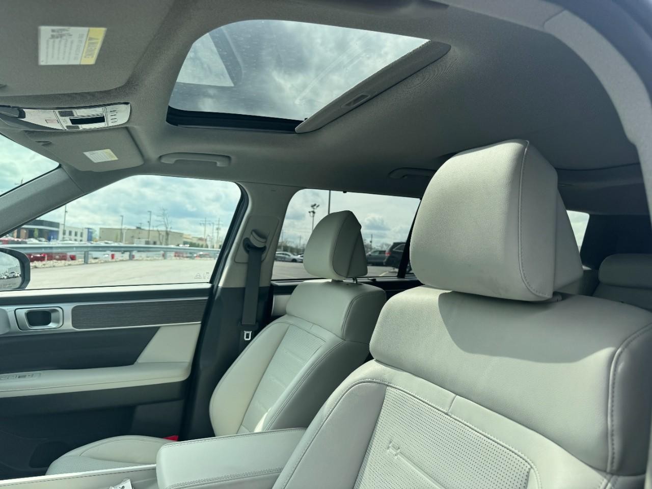 Hyundai Santa Fe Vehicle Full-screen Gallery Image 19