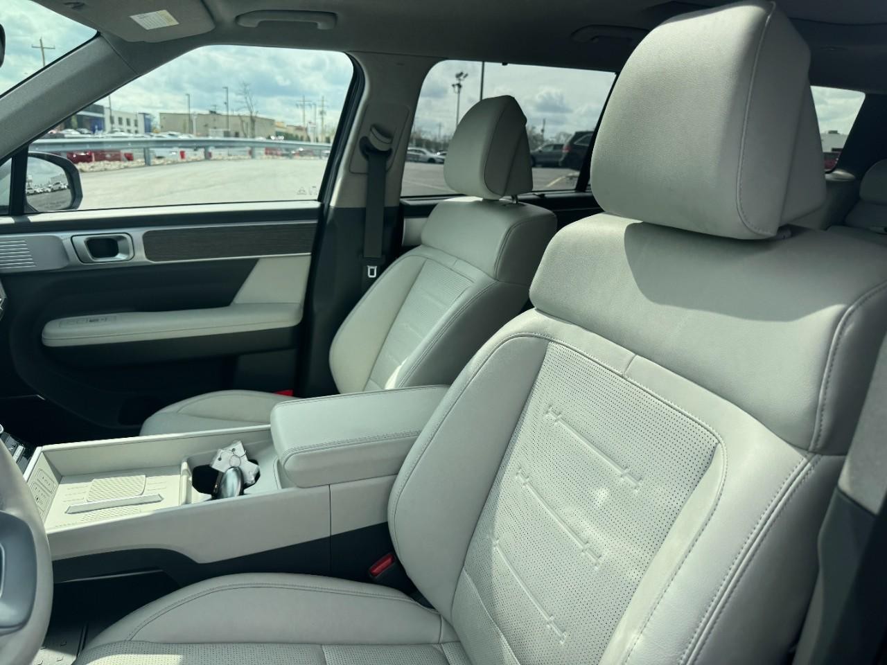 Hyundai Santa Fe Vehicle Full-screen Gallery Image 20