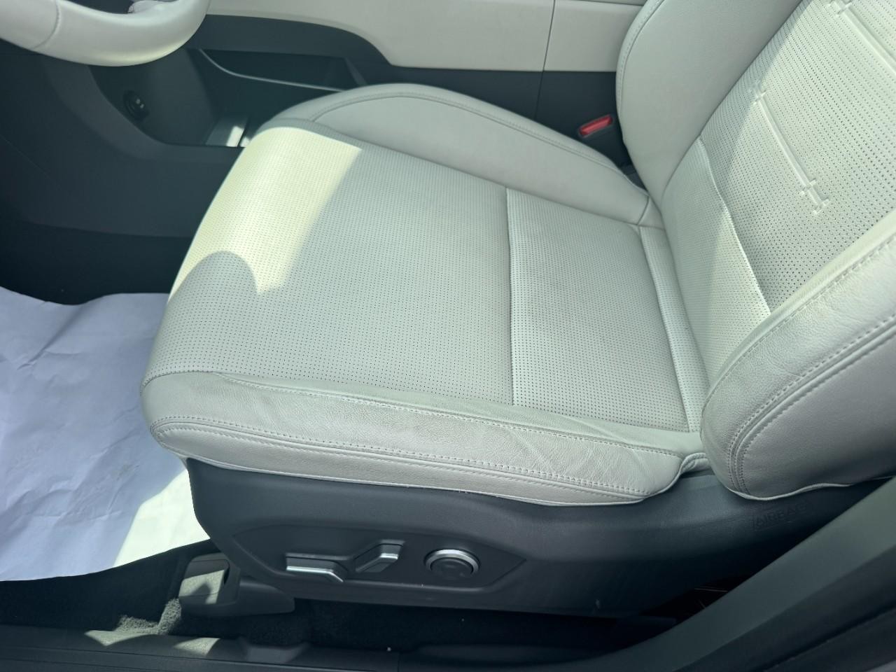 Hyundai Santa Fe Vehicle Full-screen Gallery Image 21