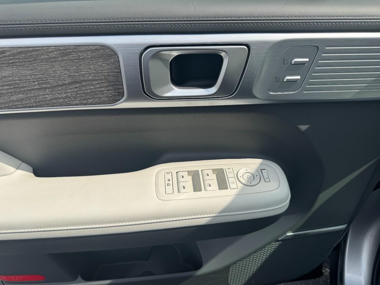 Hyundai Santa Fe Vehicle Full-screen Gallery Image 22