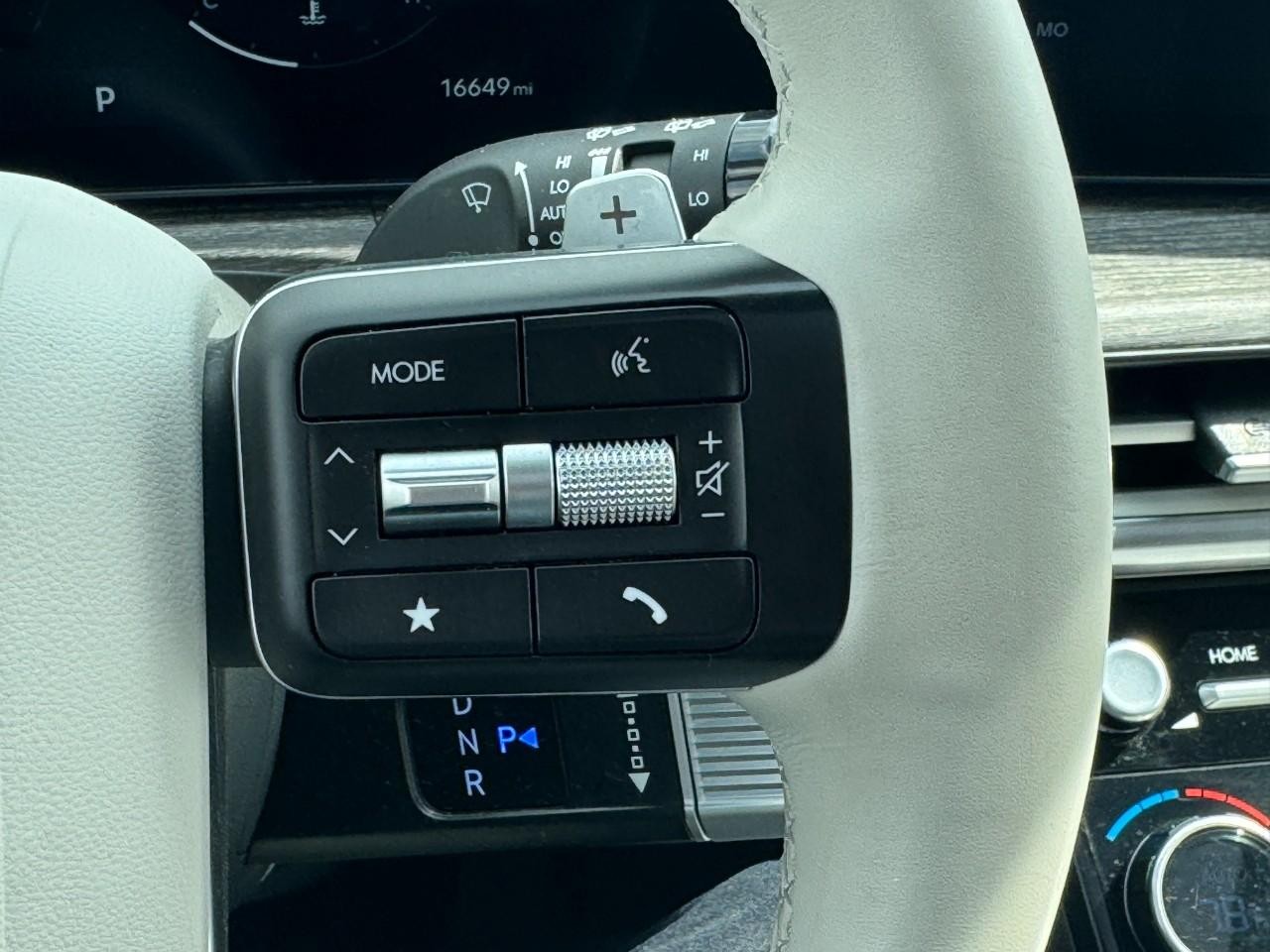 Hyundai Santa Fe Vehicle Full-screen Gallery Image 24