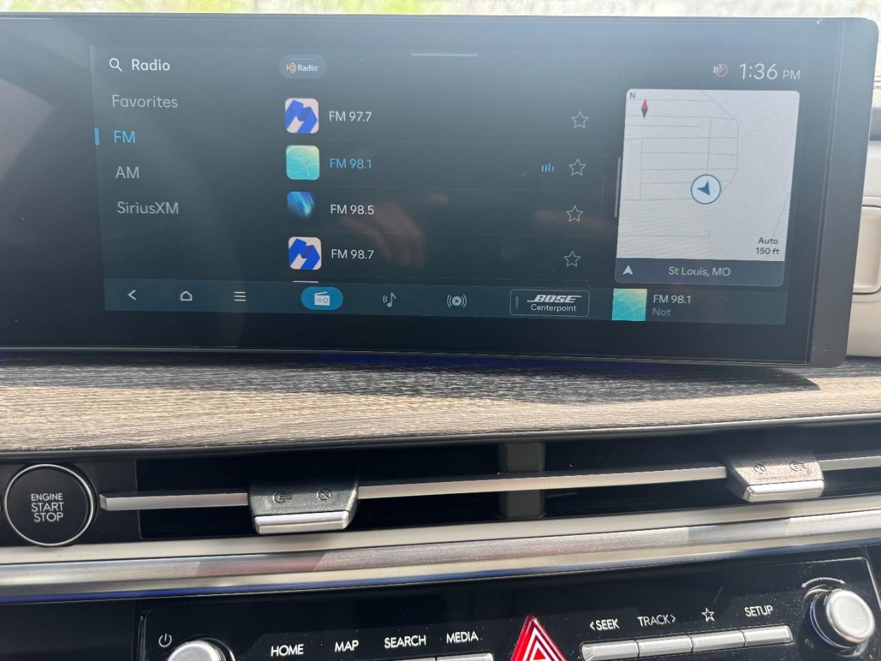 Hyundai Santa Fe Vehicle Full-screen Gallery Image 28