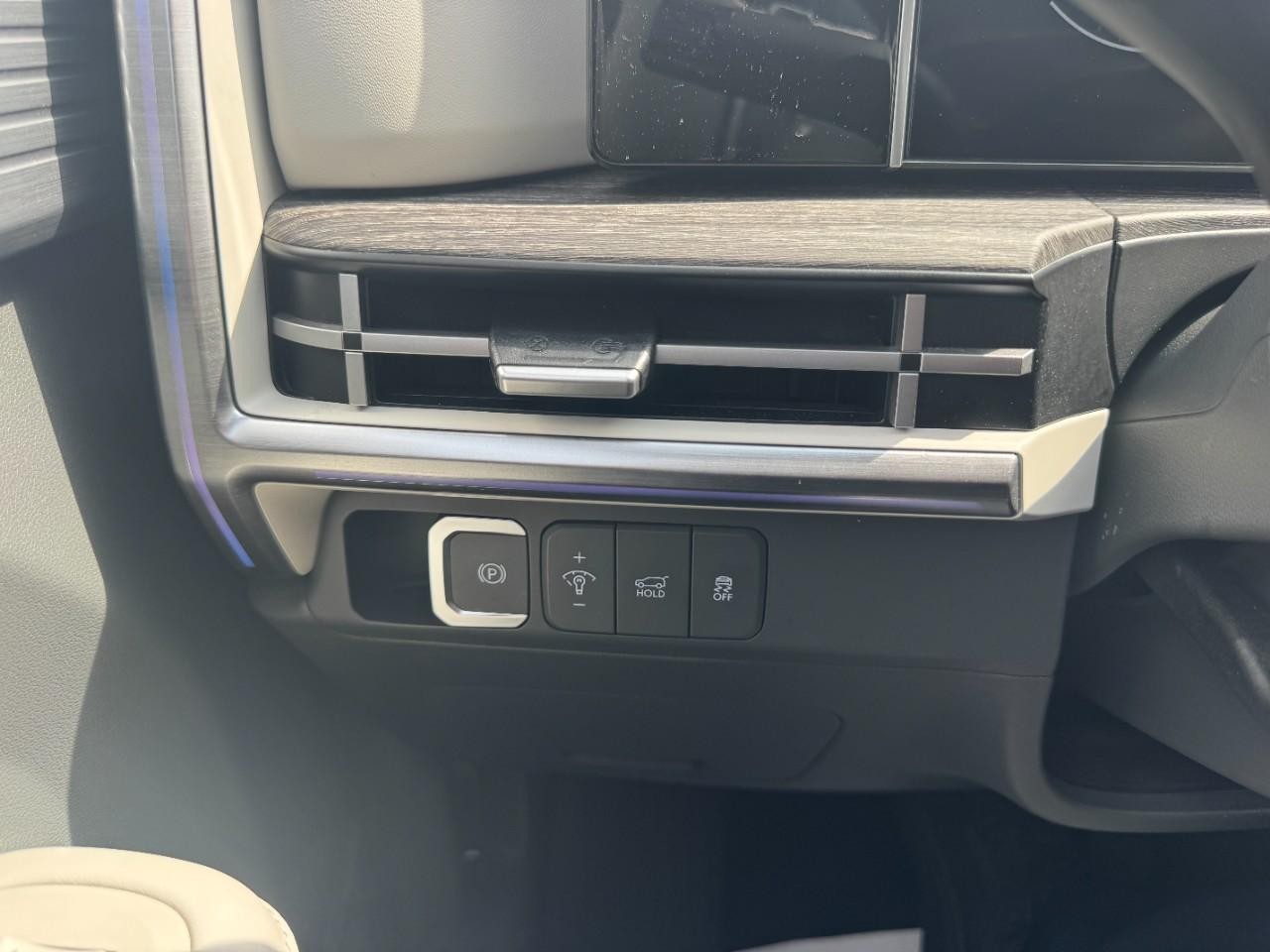 Hyundai Santa Fe Vehicle Full-screen Gallery Image 29