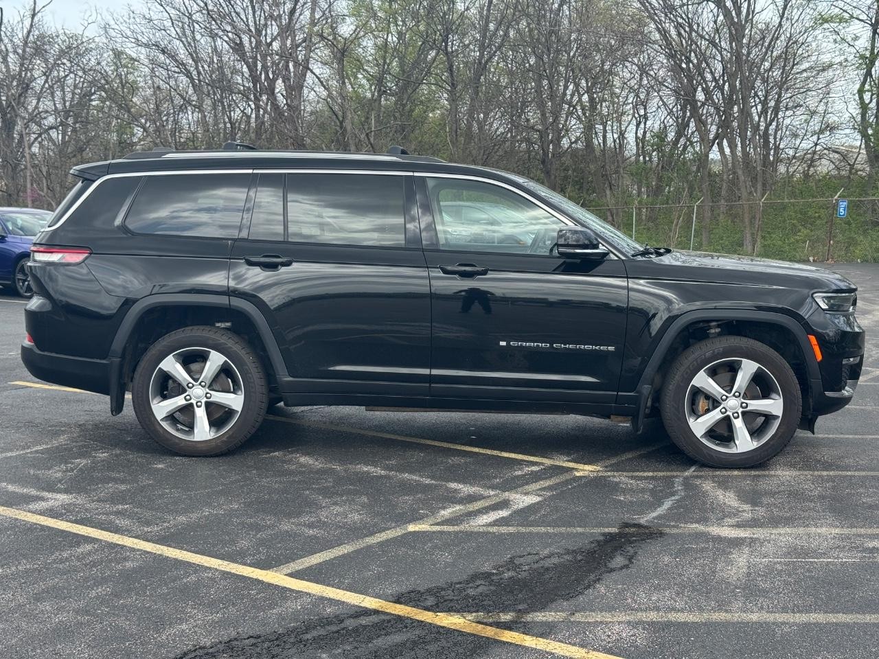 Jeep Grand Cherokee L Vehicle Full-screen Gallery Image 03