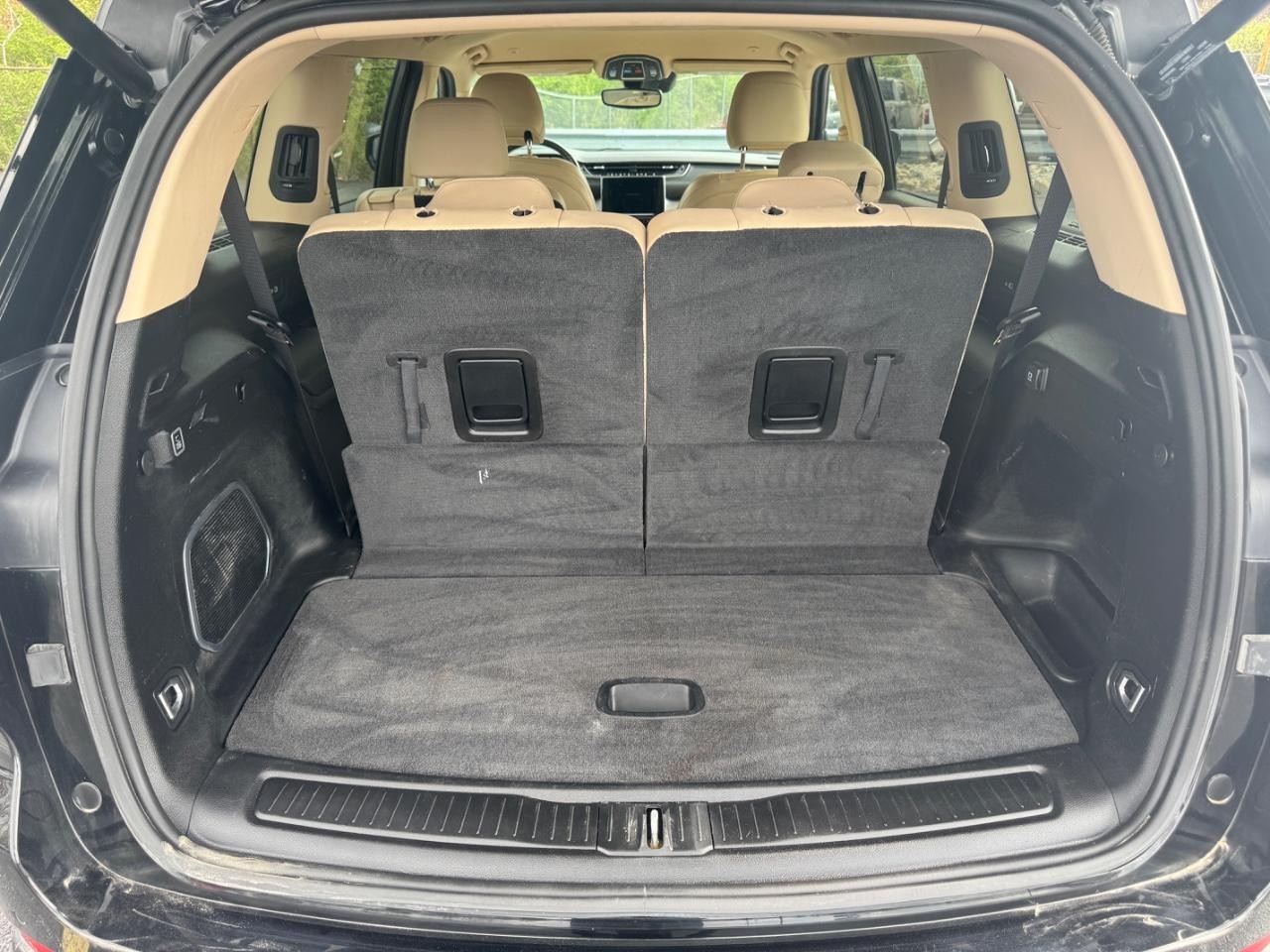 Jeep Grand Cherokee L Vehicle Full-screen Gallery Image 05