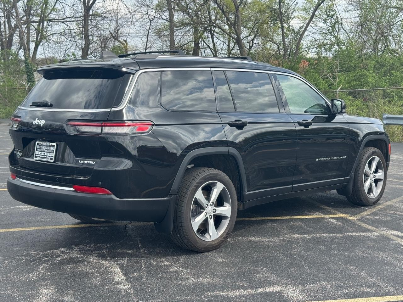 Jeep Grand Cherokee L Vehicle Full-screen Gallery Image 06