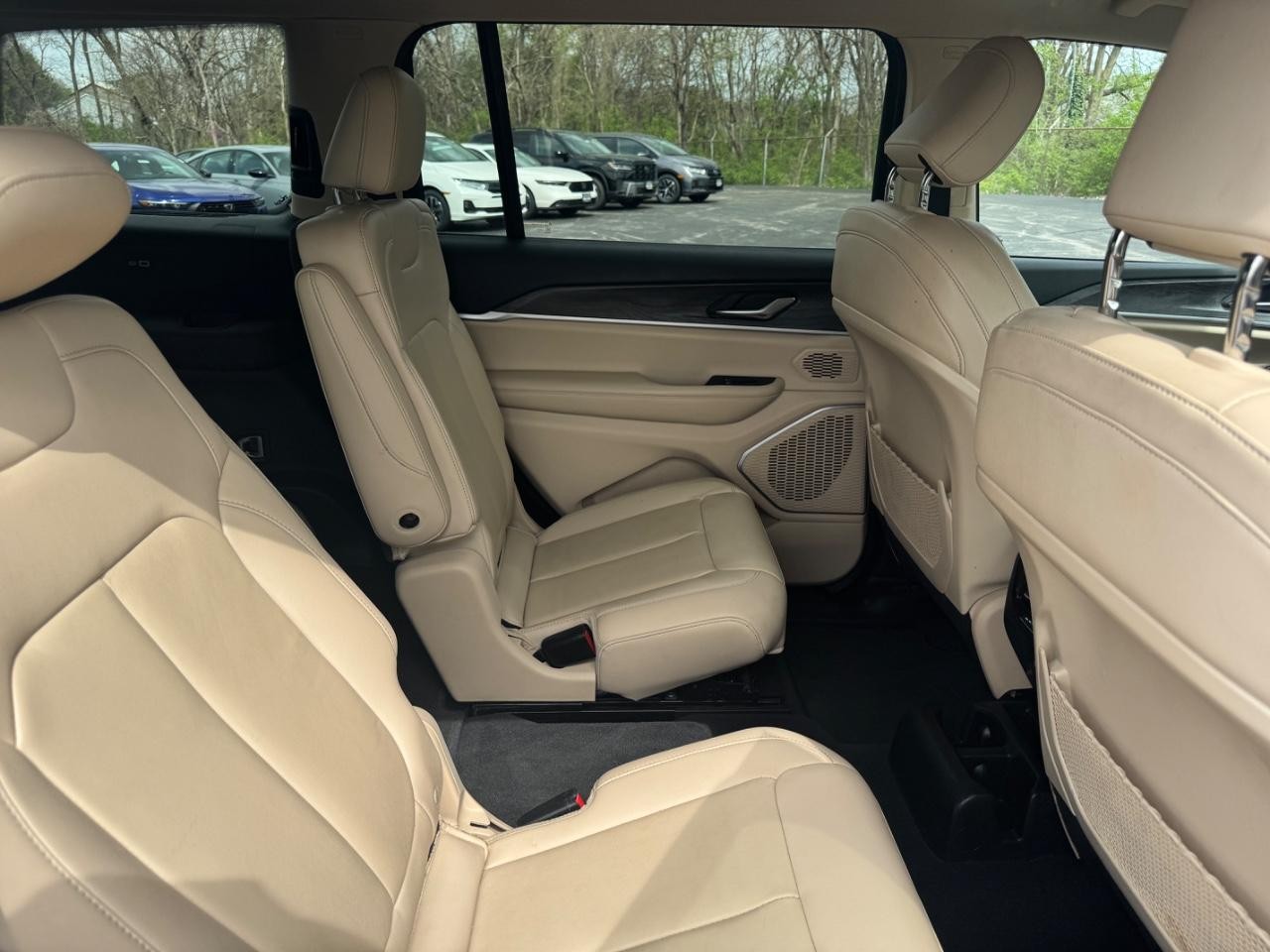 Jeep Grand Cherokee L Vehicle Full-screen Gallery Image 10