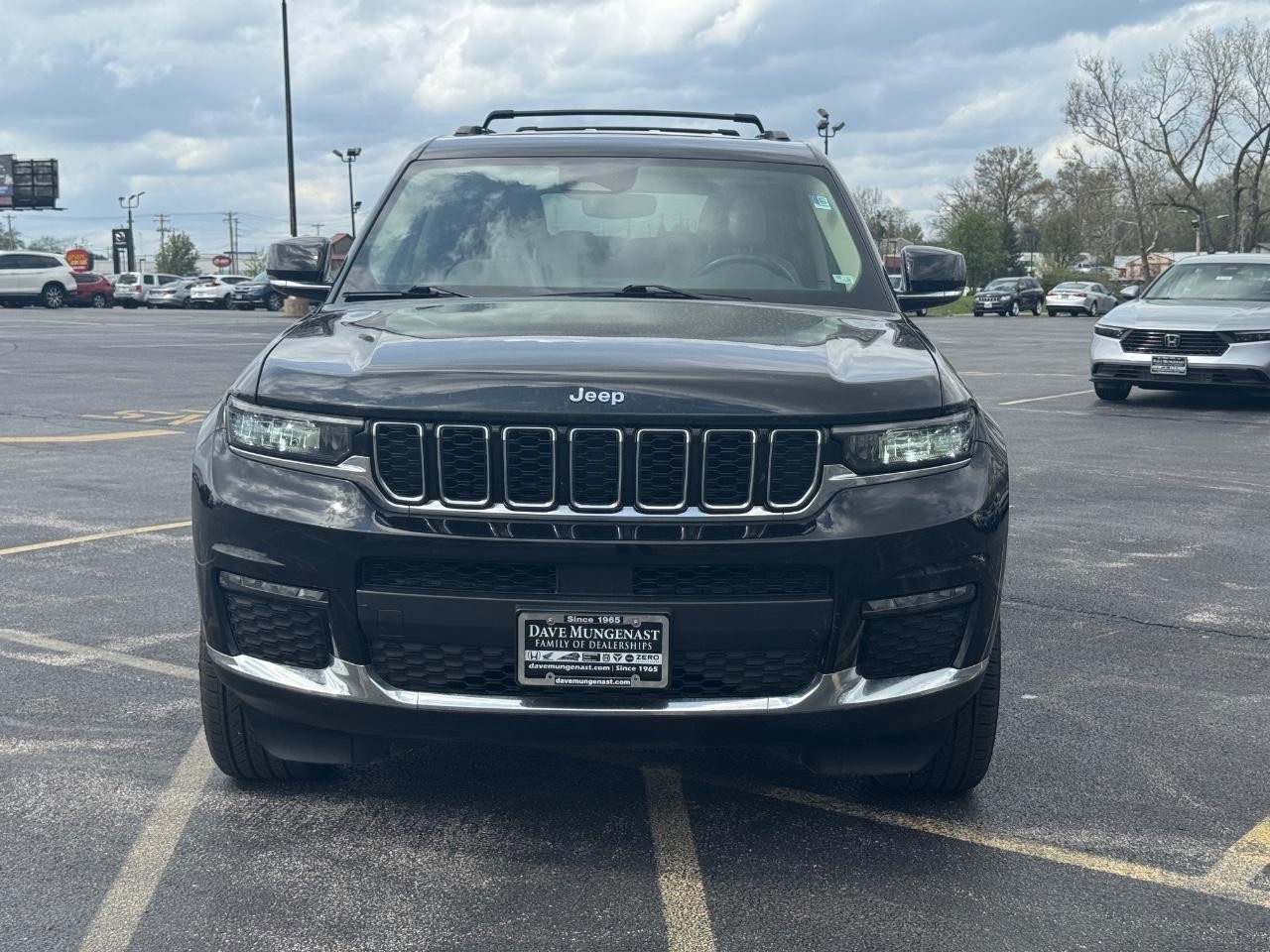 Jeep Grand Cherokee L Vehicle Full-screen Gallery Image 11