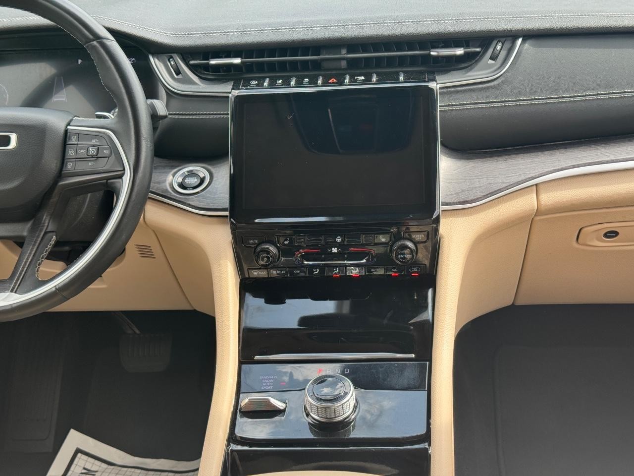 Jeep Grand Cherokee L Vehicle Full-screen Gallery Image 13