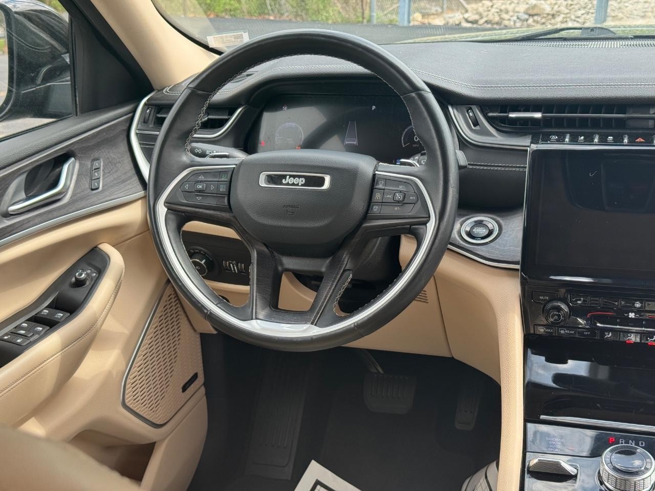 Jeep Grand Cherokee L Vehicle Full-screen Gallery Image 14