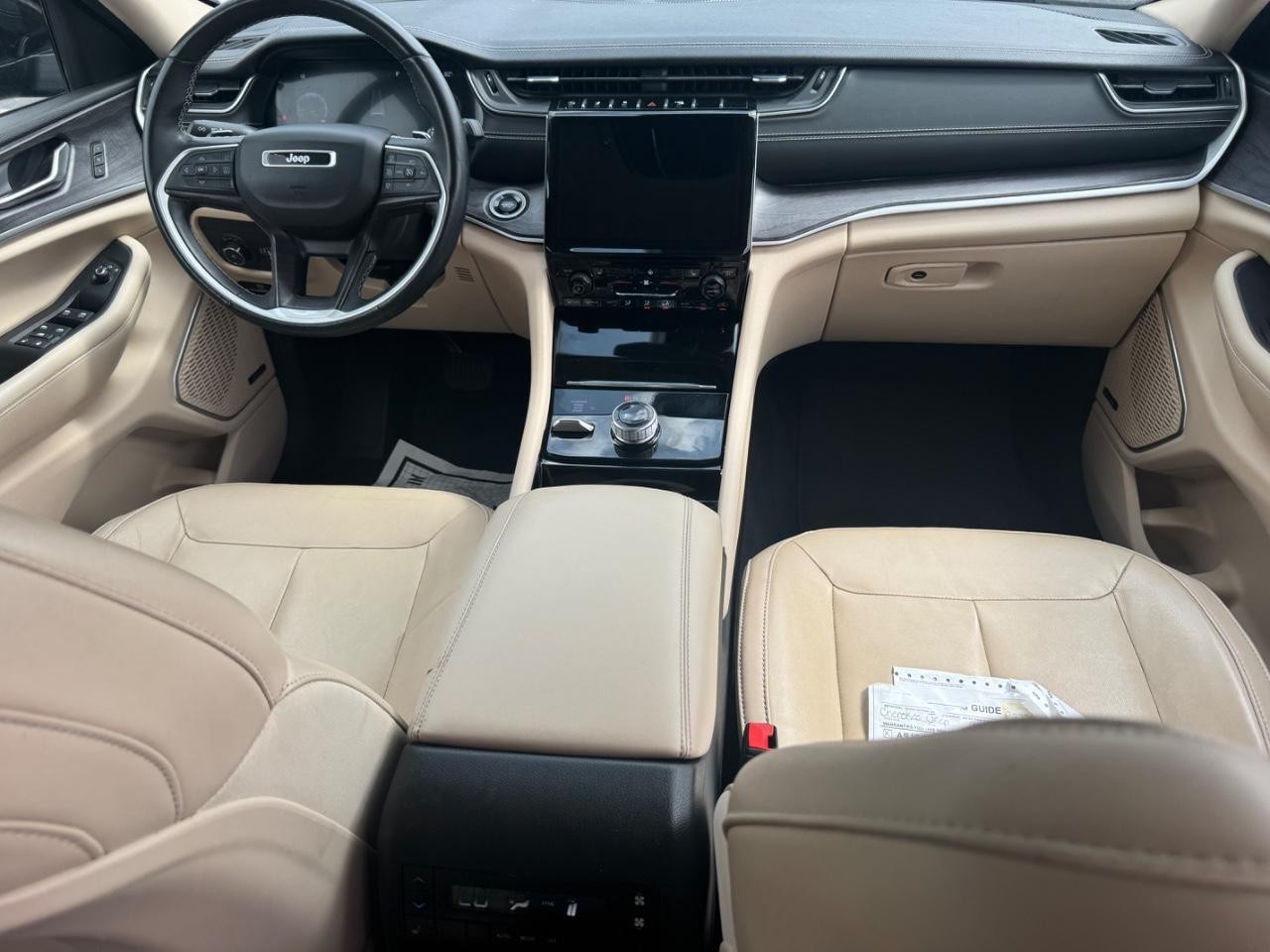 Jeep Grand Cherokee L Vehicle Full-screen Gallery Image 15