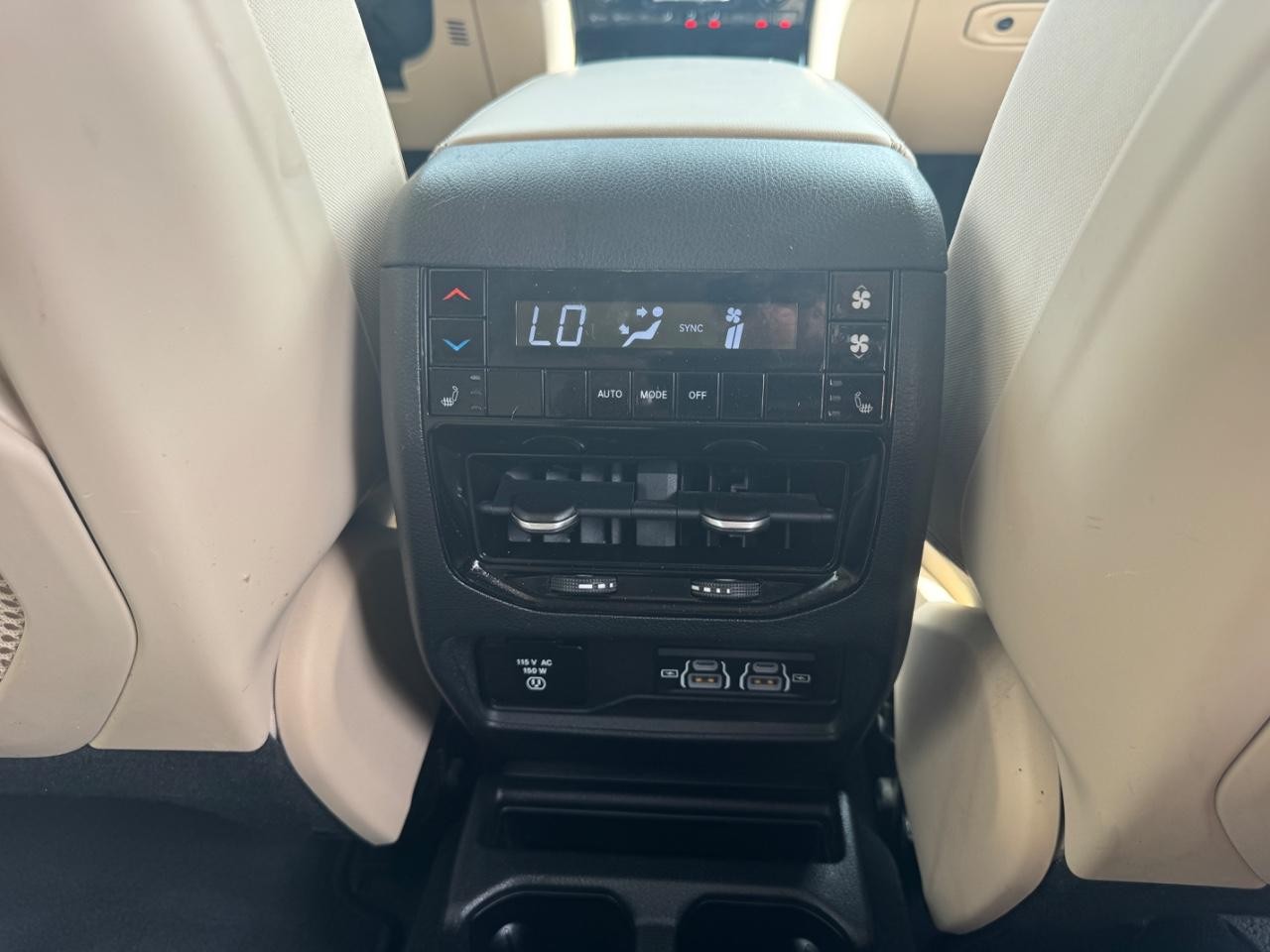 Jeep Grand Cherokee L Vehicle Full-screen Gallery Image 16