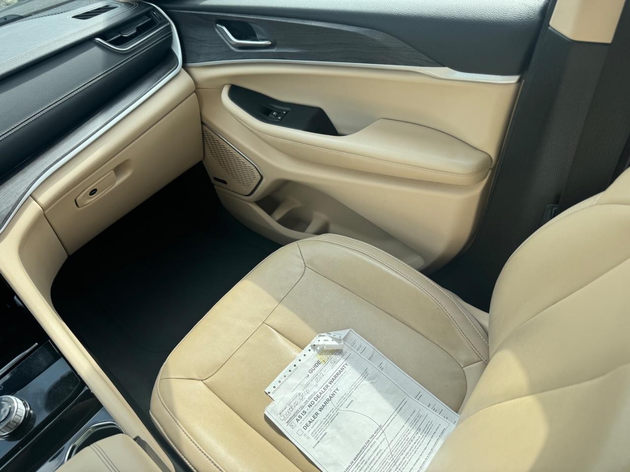 Jeep Grand Cherokee L Vehicle Full-screen Gallery Image 17