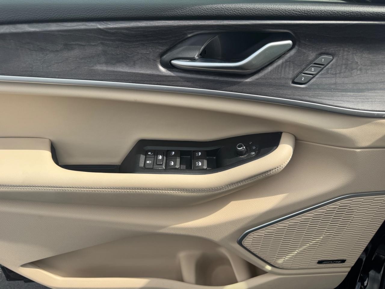 Jeep Grand Cherokee L Vehicle Full-screen Gallery Image 19