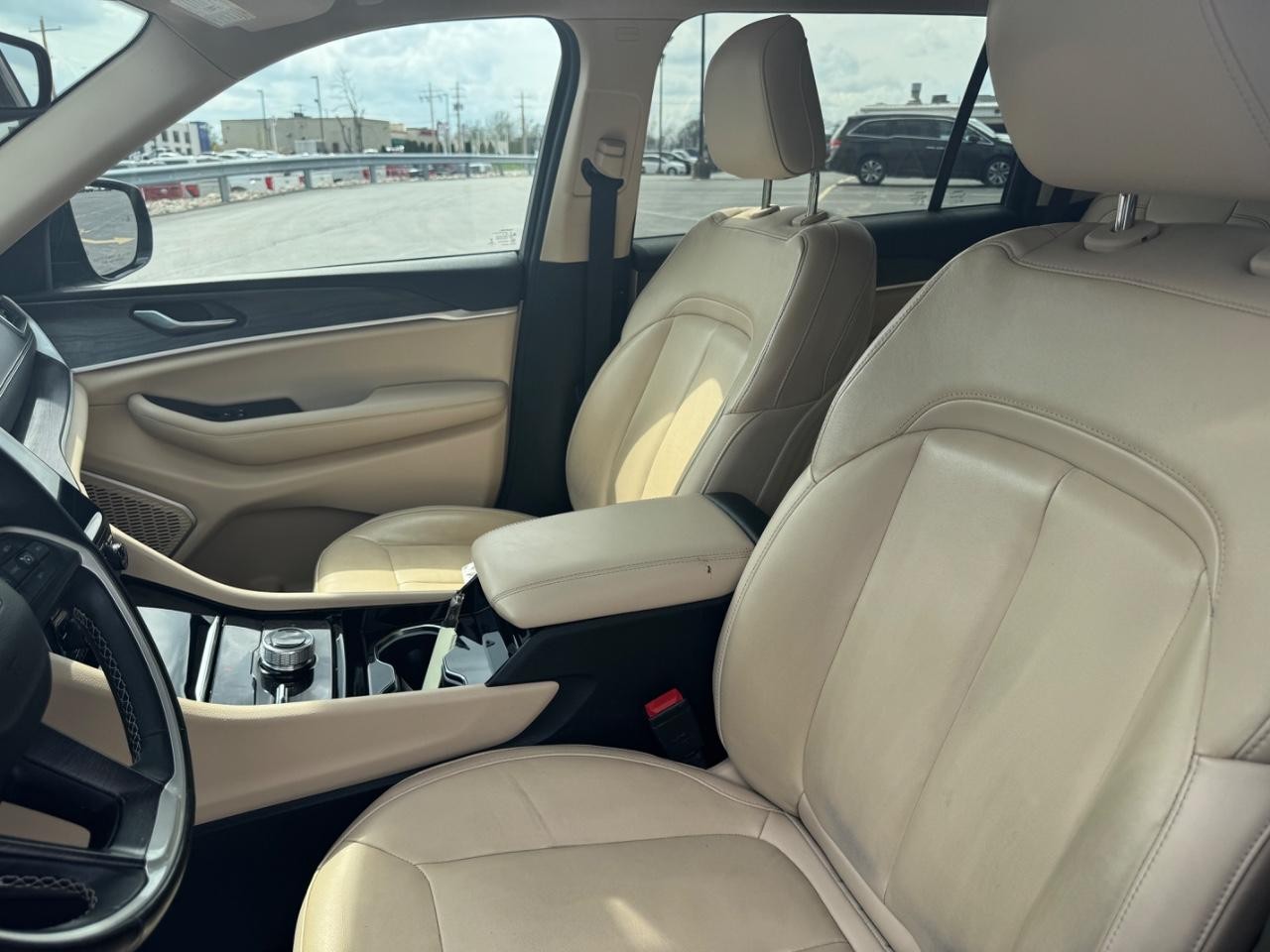 Jeep Grand Cherokee L Vehicle Full-screen Gallery Image 21