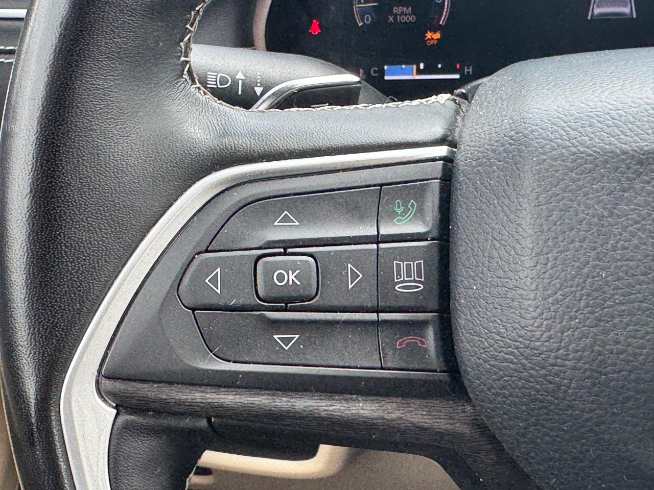 Jeep Grand Cherokee L Vehicle Full-screen Gallery Image 23