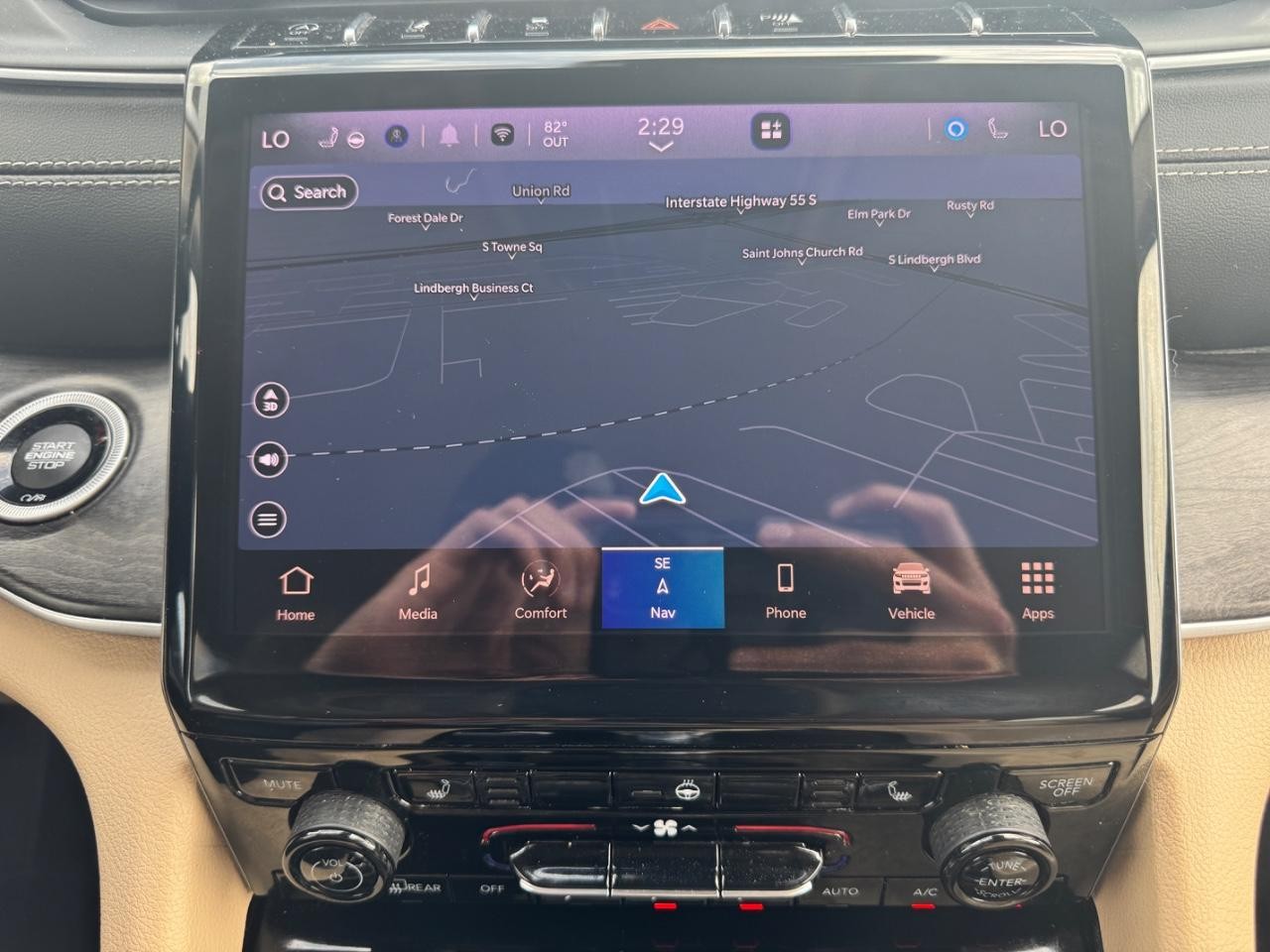 Jeep Grand Cherokee L Vehicle Full-screen Gallery Image 24