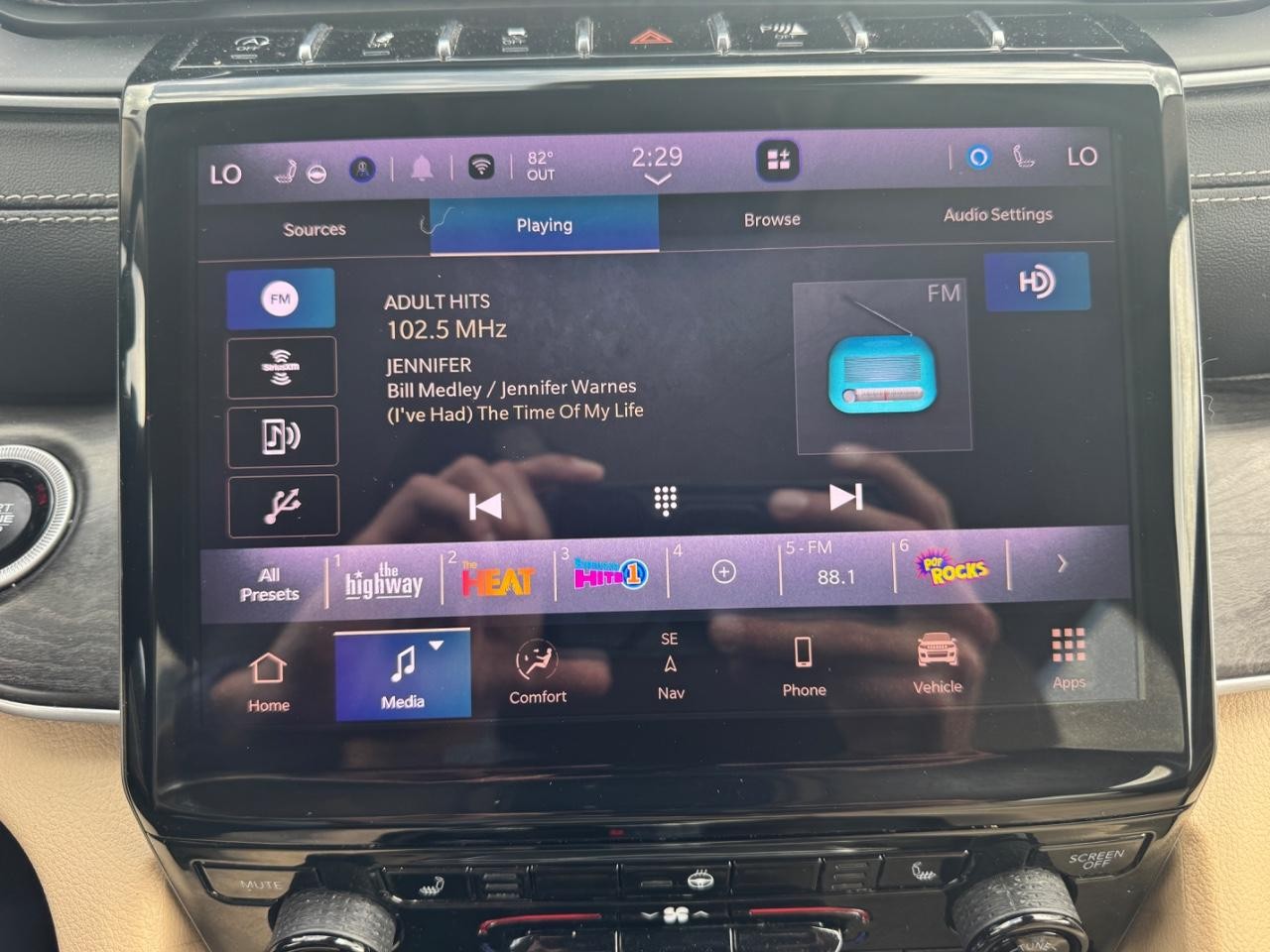 Jeep Grand Cherokee L Vehicle Full-screen Gallery Image 25