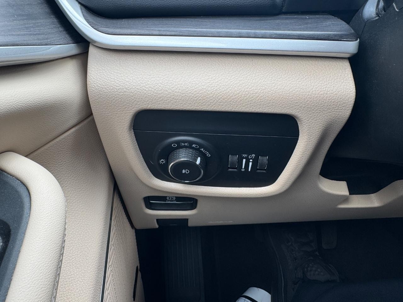 Jeep Grand Cherokee L Vehicle Full-screen Gallery Image 27