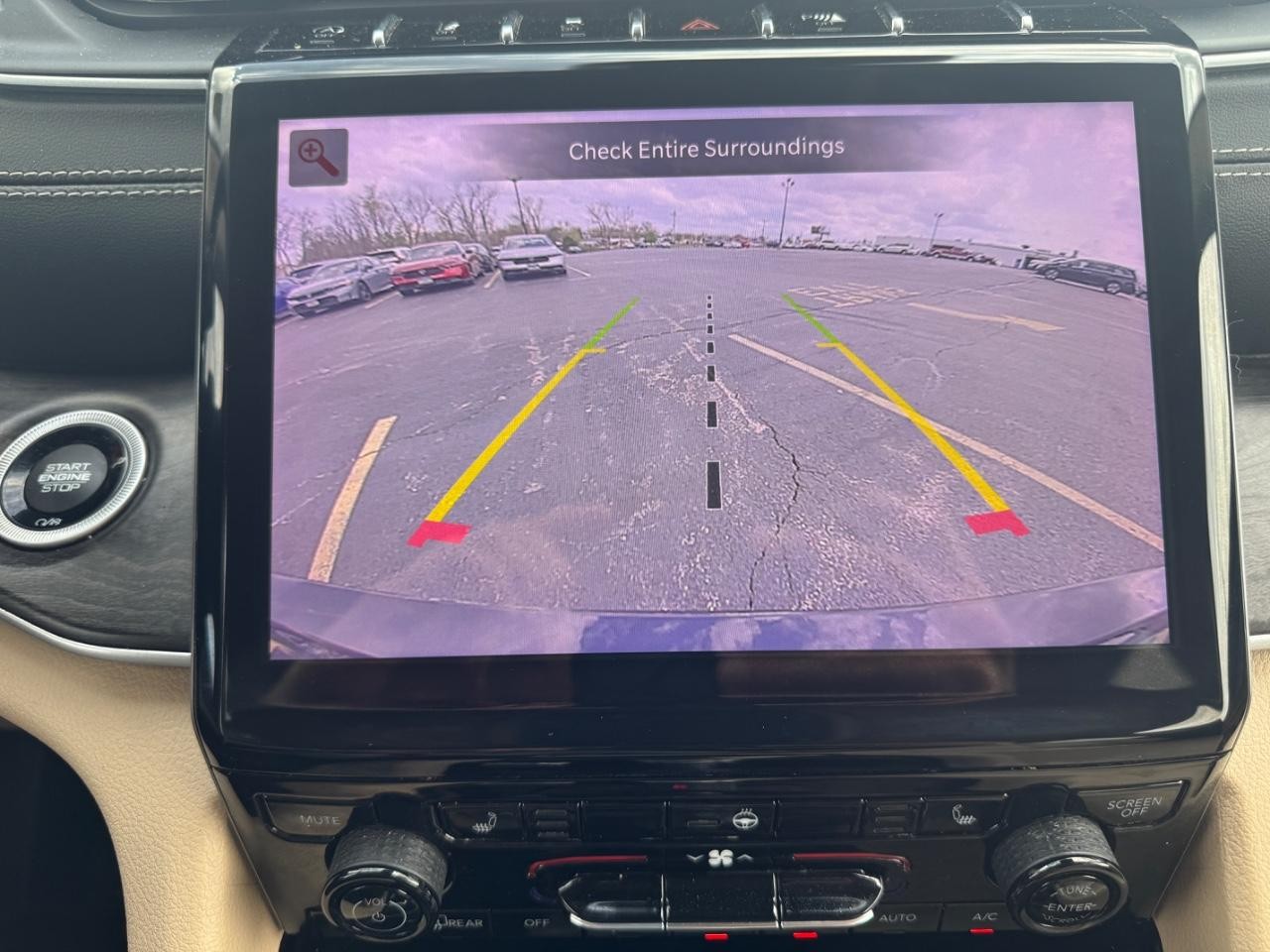 Jeep Grand Cherokee L Vehicle Full-screen Gallery Image 28