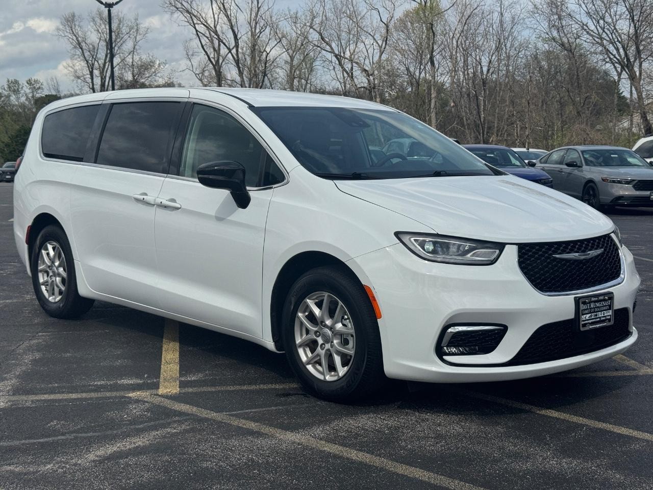 Chrysler Pacifica Vehicle Full-screen Gallery Image 02